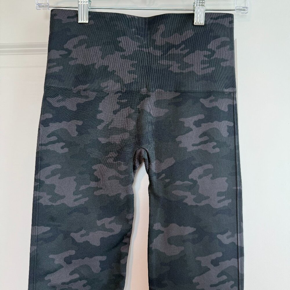 Spanx Camo Leggings Size Medium NWOT